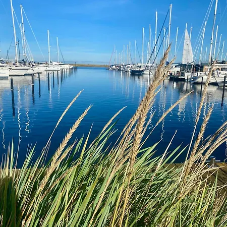 Marina Mit Balkon Und Seitlichem Foerdeblick شقة *