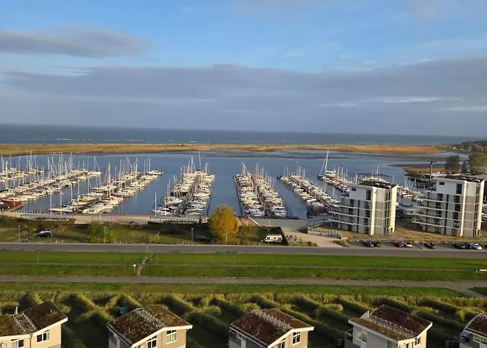 Marina Mit Balkon Und Seitlichem Foerdeblick *