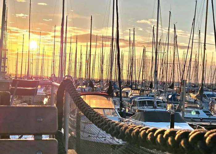 Marina Mit Balkon Und Seitlichem Foerdeblick *